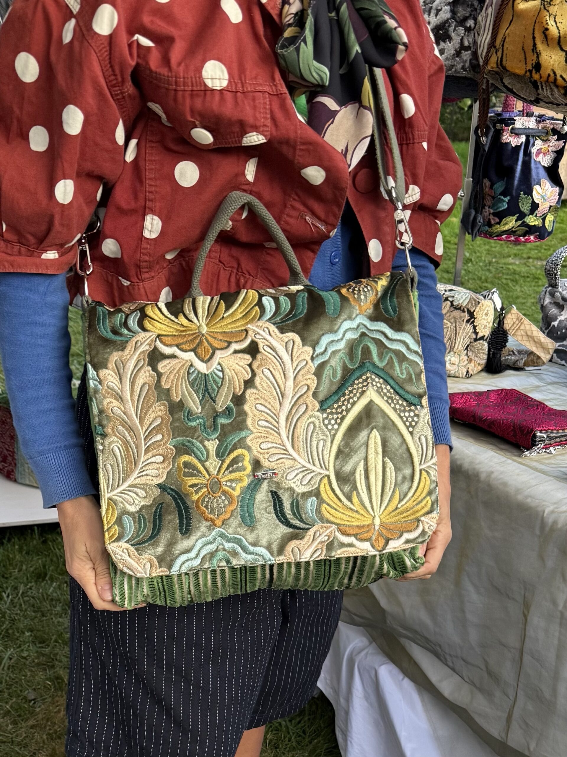 Borsa a tracolla LELLA con ricami verdi