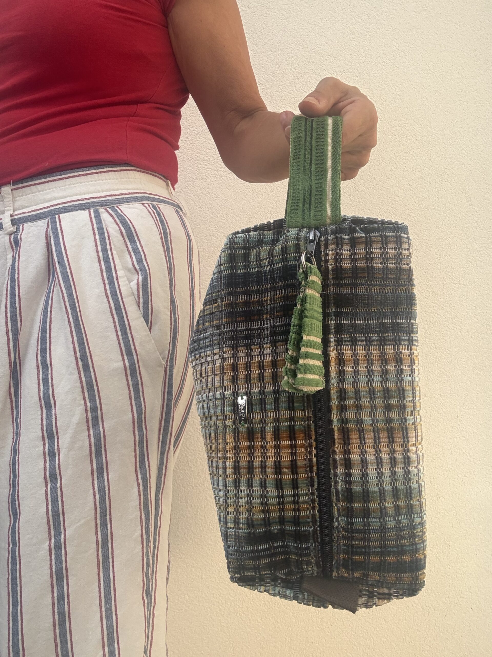 Pochette a mano ERIKA blu cangiante